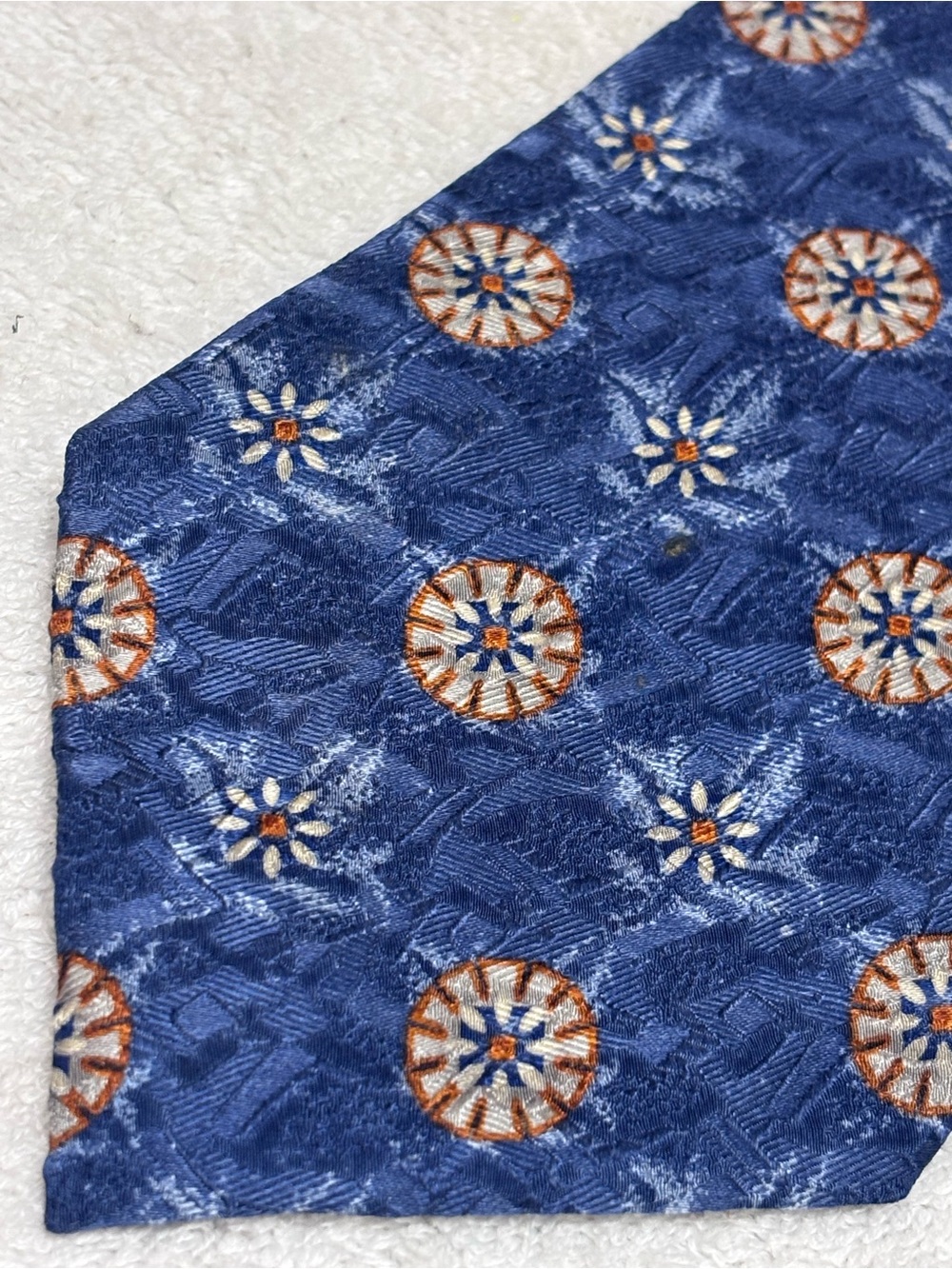 Brand New Tie By JoS A. Bank - Tie Is 4 Inches Wide